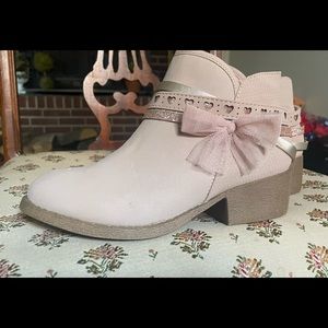 NWOT pink booties! Girls size 3